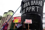PRT Demo DPR Sambil Bawa Ember dan Kain Pel