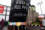 PRT Demo DPR Sambil Bawa Ember dan Kain Pel