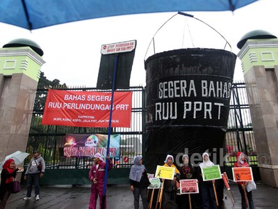 PRT Demo DPR Sambil Bawa Ember dan Kain Pel