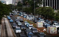 Hilangnya sejumlah pohon di median jalan membuat jalan tampak gersang.