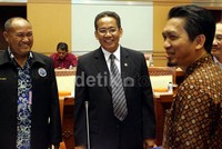 Rapat Dengar Pendapat (RDP) ini dimulai pukul 13.00 WIB di ruang rapat Komisi III.