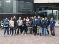 Finalis Road Warriors narsis dulu sebelum perjalanan dimulai.