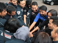 Berdoa dulu sebelum keberangkatan ke Surabaya. Etape pertama akan ditempuh hingga Bandung, Jawa Barat.