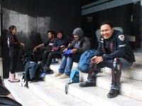 Ayo pasang safety gear-nya sebelum nyemplak motor. Sebanyak total 9 riders akan melakukan touring dari Jakarta mulai 26 sampai 30 November 2013 mendatang.