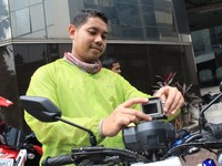 Team Leader Road Warriors Andry Berlianto memperhatikan kamera yang akan mendokumentasikan semua hal di jalanan yang dilalui peserta Road Warriors.