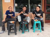 Sebelum naik motor, perut harus diisi dulu Bro!