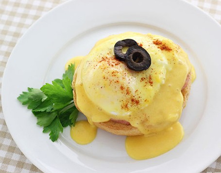 Buat Egg Benedict Dengan 4 Langkah Mudah Ini