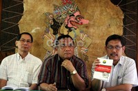 Ketua Harian Pengkot PBSI Jakarta Utara, Rahmat Setiawan (kanan), memperlihatkan buku AD/ART, saat menjelaskan penolakan pertanggungjawaban ketua umum Icuk Sugiarto, terutama tentang laporan keuangan di masa jabatannya 2010-2014 yang tidak disajikan secara transparan.