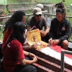 Sawong Jabo Ziarah ke Makam Jelang Konser Tribute to Gombloh