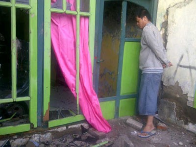 Akibat Bentrokan dengan Pendekar Silat, Puluhan Rumah Warga Rusak