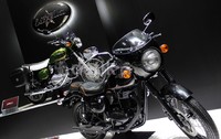 Ada dua versi Estrella yang ditampilkan yakni bergaya 'cafe style' yang tampil bersahaja serta 'touring style' dengan windscreen, retro seat dan tas samping.