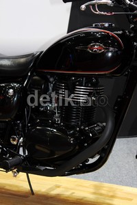 Di jantung motor ini ada mesin 249 cc yang mampu melahirkan tenaga maksimum sampai 17,4 hp pada 7.500 rpm dan torsi 18,3 Nm di 5.500 rpm.
