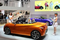 Dua orang model memperkenalkan Daihatsu Kopen.