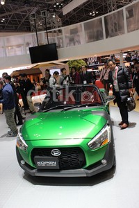 Pengunjung melihat-lihat Daihatsu Kopen di Tokyo Motor Show 2013.