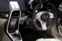 Interiornya tampak cukup minimalis dengan semua kontrol dan tombol ditemukan pada layar touchscreen yang dipasang pada konsol tengah.