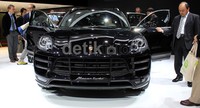 Macan diperkenalkan di Tokyo Motor Show. Mobil ini tersedia 3 pilihan yaitu S, S Diesel dan Turbo. Pada Porsche Macan S tertanam mesin V6 berkapasitas 3.0 liter. Macan S Diesel akan menggendong mesin V6 berkapasitas 3.0 liter. Sedangkan Macan Turbo menggunakan mesin V6 berkapasitas 3.6 liter.