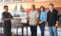 Mewakili manajemen Golden Bird Bali, Drs I Nyoman, Wardawan, Kabid Pemasaran Dinas Pariwisata Prov Bali memberikan hadiah uang tunai  Rp 25.000,000 kepada I Made Adi Resana pemenang Bali Art Mini Competition. (dok. Golden Bird)