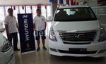 Robbie Fowler Kunjungi Diler Hyundai Pondok Indah