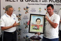 Robbie Fowler diberikan lukisan karikatur bergambar dirinya dengan sebuah mobil SUV Hyundai.