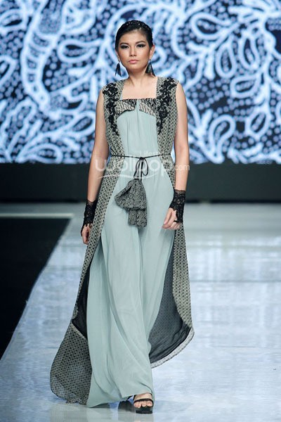 Jakarta, Indonesia - 23 Oktober. Tieka Huza Black Touch. Masterpiece Batik Ethnic. Jakarta Fashion Week 2014 at Senayan City. 23 Oktober 2013. Jakarta. [Foto: Mohammad Abduh/Wolipop]