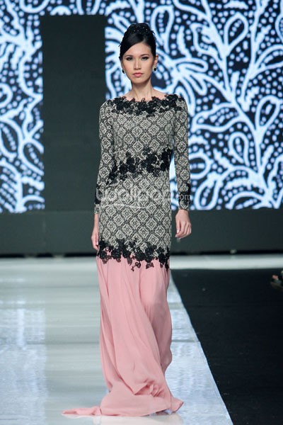 Jakarta, Indonesia - 23 Oktober. Tieka Huza Black Touch. Masterpiece Batik Ethnic. Jakarta Fashion Week 2014 at Senayan City. 23 Oktober 2013. Jakarta. [Foto: Mohammad Abduh/Wolipop]