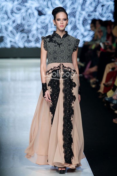 Jakarta, Indonesia - 23 Oktober. Tieka Huza Black Touch. Masterpiece Batik Ethnic. Jakarta Fashion Week 2014 at Senayan City. 23 Oktober 2013. Jakarta. [Foto: Mohammad Abduh/Wolipop]