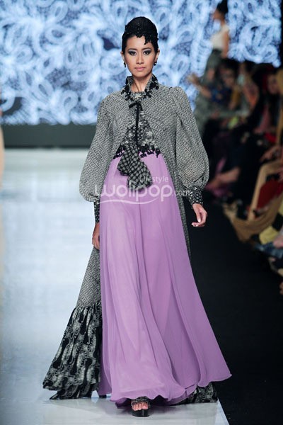 Jakarta, Indonesia - 23 Oktober. Tieka Huza Black Touch. Masterpiece Batik Ethnic. Jakarta Fashion Week 2014 at Senayan City. 23 Oktober 2013. Jakarta. [Foto: Mohammad Abduh/Wolipop]