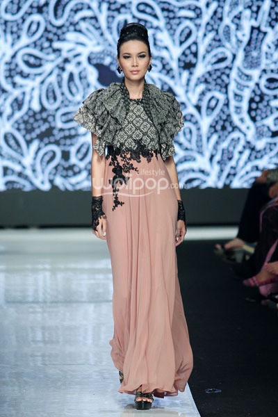 Jakarta, Indonesia - 23 Oktober. Tieka Huza Black Touch. Masterpiece Batik Ethnic. Jakarta Fashion Week 2014 at Senayan City. 23 Oktober 2013. Jakarta. [Foto: Mohammad Abduh/Wolipop]