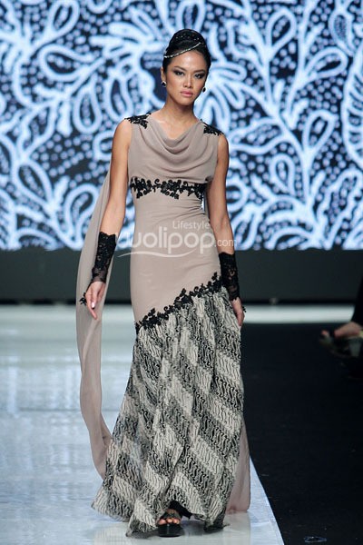 Jakarta, Indonesia - 23 Oktober. Tieka Huza Black Touch. Masterpiece Batik Ethnic. Jakarta Fashion Week 2014 at Senayan City. 23 Oktober 2013. Jakarta. [Foto: Mohammad Abduh/Wolipop]