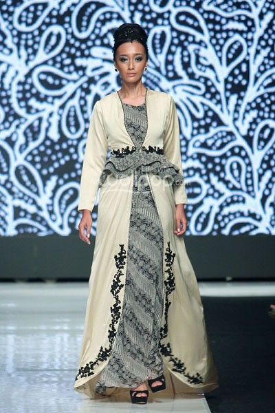 Jakarta, Indonesia - 23 Oktober. Tieka Huza Black Touch. Masterpiece Batik Ethnic. Jakarta Fashion Week 2014 at Senayan City. 23 Oktober 2013. Jakarta. [Foto: Mohammad Abduh/Wolipop]