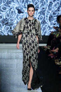 Jakarta, Indonesia - 23 Oktober. Tieka Huza Black Touch. Masterpiece Batik Ethnic. Jakarta Fashion Week 2014 at Senayan City. 23 Oktober 2013. Jakarta. [Foto: Mohammad Abduh/Wolipop]