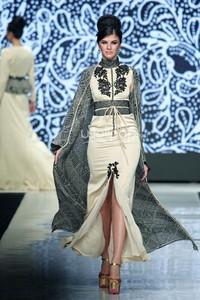 Jakarta, Indonesia - 23 Oktober. Tieka Huza Black Touch. Masterpiece Batik Ethnic. Jakarta Fashion Week 2014 at Senayan City. 23 Oktober 2013. Jakarta. [Foto: Mohammad Abduh/Wolipop]