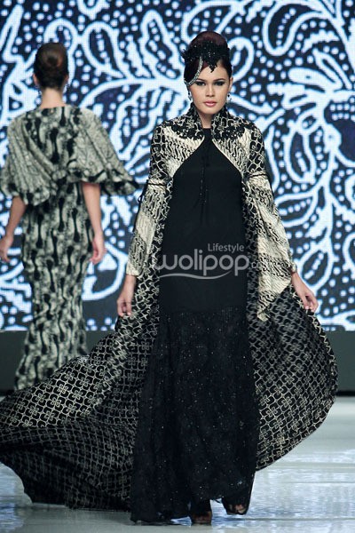 Jakarta, Indonesia - 23 Oktober. Tieka Huza Black Touch. Masterpiece Batik Ethnic. Jakarta Fashion Week 2014 at Senayan City. 23 Oktober 2013. Jakarta. [Foto: Mohammad Abduh/Wolipop]
