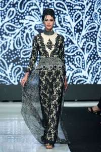 Jakarta, Indonesia - 23 Oktober. Tieka Huza Black Touch. Masterpiece Batik Ethnic. Jakarta Fashion Week 2014 at Senayan City. 23 Oktober 2013. Jakarta. [Foto: Mohammad Abduh/Wolipop]