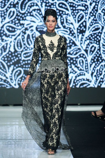 Jakarta, Indonesia - 23 Oktober. Tieka Huza Black Touch. Masterpiece Batik Ethnic. Jakarta Fashion Week 2014 at Senayan City. 23 Oktober 2013. Jakarta. [Foto: Mohammad Abduh/Wolipop]