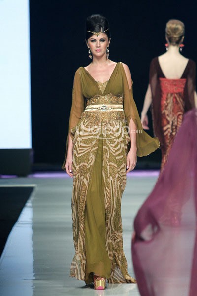 Jakarta, Indonesia - 23 Oktober. Qonita Gholib by Qonita Boutique. Masterpiece Batik Ethnic. Jakarta Fashion Week 2014 at Senayan City. 23 Oktober 2013. Jakarta. [Foto: Mohammad Abduh/Wolipop]