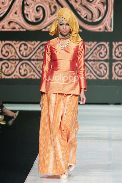 Jakarta, Indonesia - 23 Oktober. Risty Tagor Gorgeous Gorga. Masterpiece Batik Ethnic. Jakarta Fashion Week 2014 at Senayan City. 23 Oktober 2013. Jakarta. [Foto: Mohammad Abduh/Wolipop]