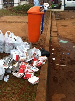 Bubar Demo, Dokter Punguti Sampah Sendiri