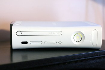 Sekitar 4 tahun kemudian, tepatnya 22 November 2005, Microsoft merilis generasi kedua Xbox yang bernama Xbox 2, dan pada akhirnya dikenal sebagai Xbox 360.