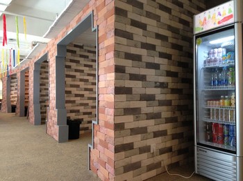 Selain tempat bekerja yang nyaman, di beberapa sudut juga tersedia kulkas yang berisi minuman segar. Gratis.