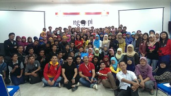     Tak cuma dari Universitas Airlangga yang datang ke acara ini, peserta juga berasal dari ITS dan Universitas Trunojoyo, Madura.