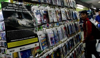 Mereka menempelkan brosur-brosur anti software bajakan.