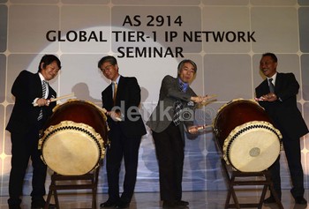 (Kiri - kanan) Presdir NTT Indonesia Ryuchi Matsuo, Senior VP NTT Communications (NTT Com) Ryuchi Hara, Senior Research Engineering Katsuyasu Toyama  dan Direktur NTT Indonesia Wendra Natasenjaya menabuh gong Taiko sebagai tanda peresmian pembukaan perdana perusahaan tersebut di Indonesia yang bermarkas di Jakarta, Rabu (27/11/2013).