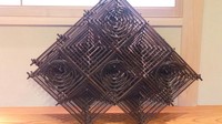 Karya dari ayahanda Shouchiku, Tanabe Chikuunsai III. Karya milik ayah Shouchiku, Tanabe Chikuunsai III, ini berciri khas gaya geometri yang tegas, garis dan lingkaran (Hany/detikTravel)