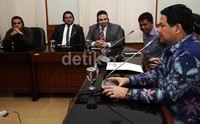 Husni memberikan pandangannya tentang demokrasi.