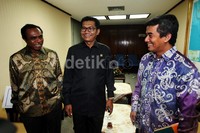 Ketua Ombudsman Danang Girindrawardana (kanan) berbincang dengan Ketua Komisi II Agun Gunanjar Sudarsa (tengah) sebelum rapat.