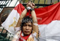 Salah seorang peserta aksi merantai dirinya dipagar Gedung Mahkamah Agung.     