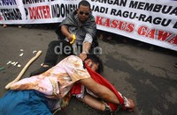 Spanduk dan poster 'Stop Kriminalisasi Dokter' dibentangkan.