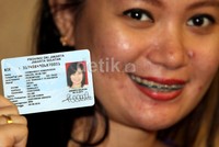 Warga menunjukkan e-KTP. Pada Selasa (26/11/2013), DPR telah mengesahkan revisi Undang-undang Nomor 23 tahun 2006 tentang administrasi kependudukan. Salah satu poin penting yang ada dalam Undang-undang itu adalah pemberlakukan e-KTP seumur hidup.