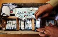 Petugas Kelurahan Cikoko, Jakarta membagikan e-KTP. Menurut Wakil Ketua Komisi II DPR Arif Wibowo, KTP elektronik yang sudah diterbitkan sebelum undang-undang ini ditetapkan juga berlaku seumur hidup.